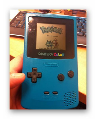 Nintendo Game Boy с запущенной игрой Pokemon Blue Version