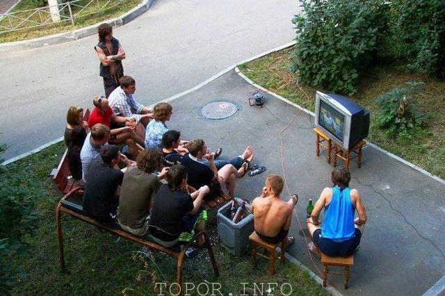 Пацанчики смотрят телик!
