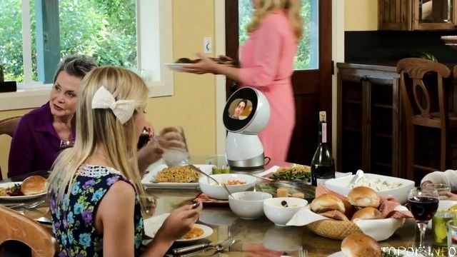 Jibo за столом Jibo за столом