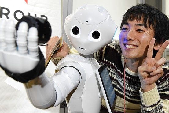 Pepper делает селфи Pepper делает селфи
