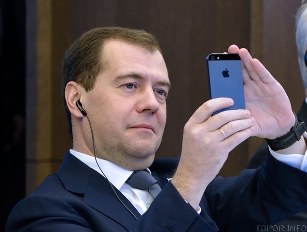 Медведев с Айфоном