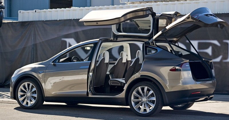 Tesla Model X с открытыми дверьми