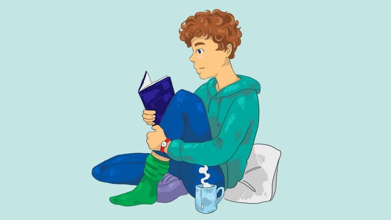 Парень читает книгу